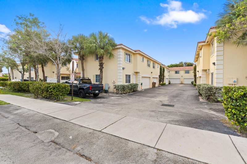 3 bedroom Townhouse at 176 SE 2nd Street, T H Jacksons Add To Deerfield, Deerfield Beach — photo 1
