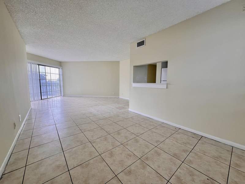 1 bedroom Condominium at 1820 N Congress Avenue #410, Presidential Golfview Condo, West Palm Beach — photo 3