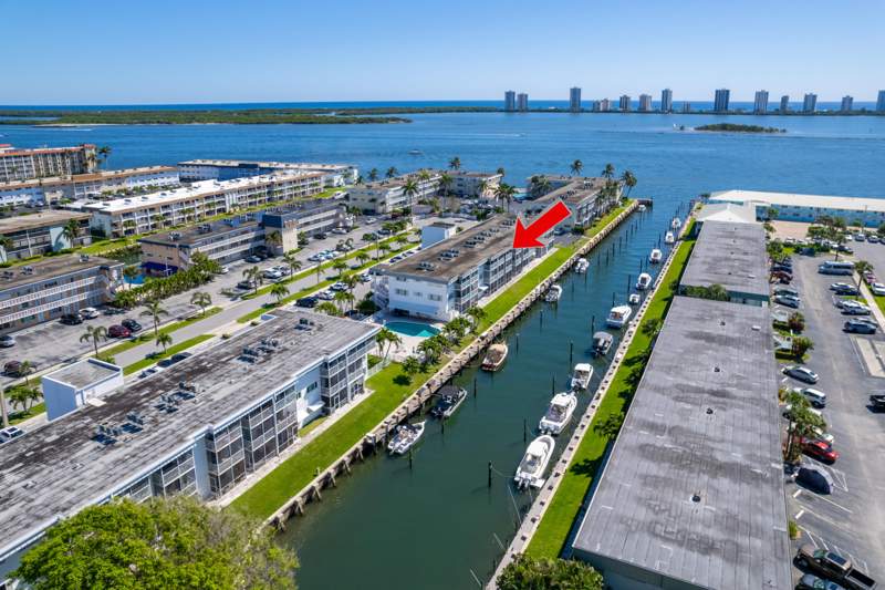 2 bedroom Stock Cooperative at 112 Doolen Court #302, Lake Colony Apts Two Inc, North Palm Beach — photo 3
