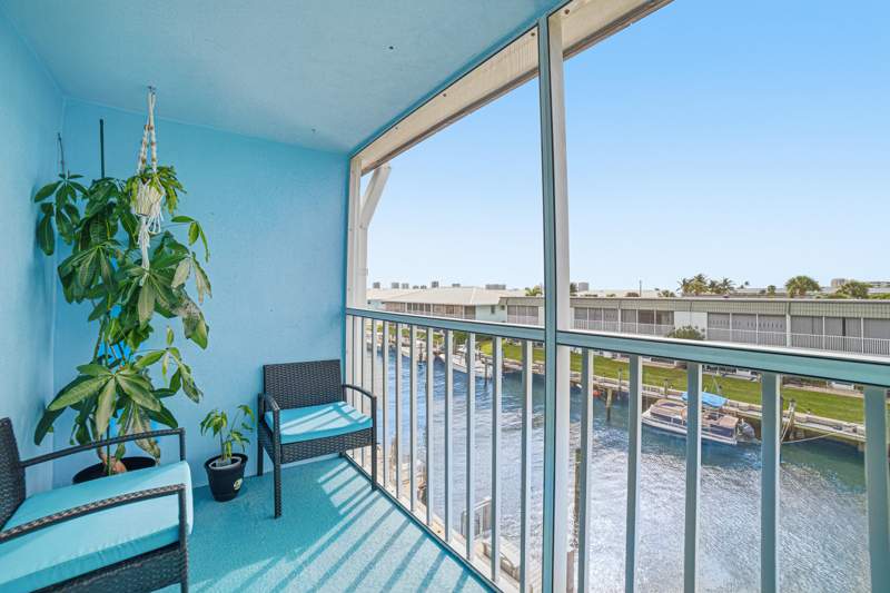 2 bedroom Stock Cooperative at 112 Doolen Court #302, Lake Colony Apts Two Inc, North Palm Beach — photo 2