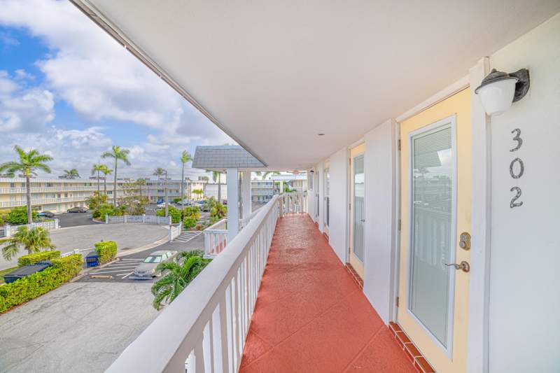 2 bedroom Stock Cooperative at 112 Doolen Court #302, Lake Colony Apts Two Inc, North Palm Beach — photo 4