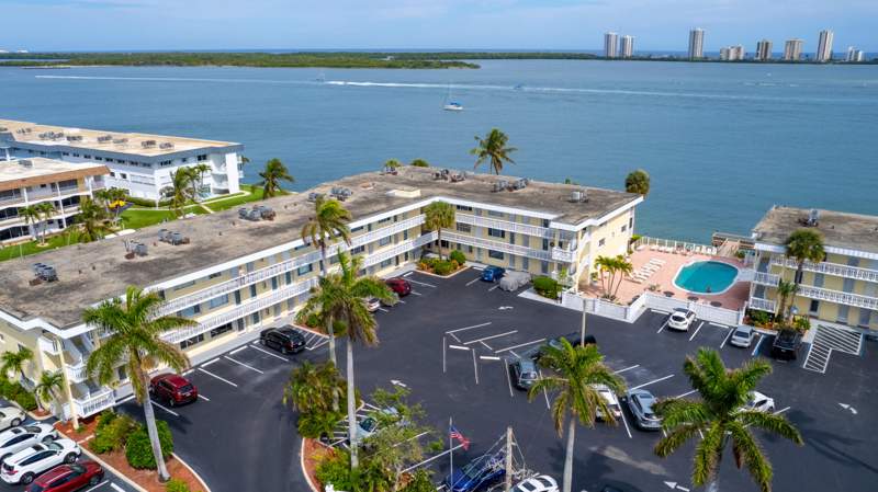 2 bedroom Stock Cooperative at 101 Doolen Court #201, Lake Colony Apts One Inc, North Palm Beach — photo 4