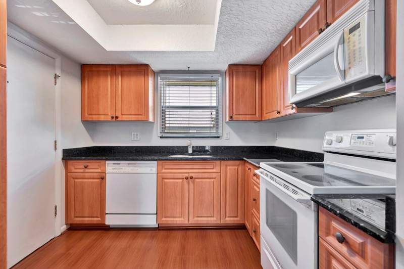 2 bedroom Condominium at 121 Wettaw Lane #211, Windsor Park North Condominiums, North Palm Beach — photo 5