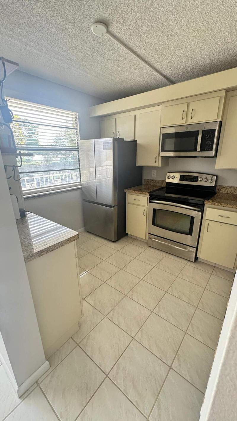 2 bedroom Condominium at 6049 Balboa Circle #202, Whitehall Condo At Camino Real, Boca Raton — photo 3