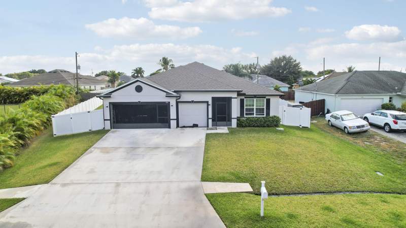 4 bedroom Single Family Residence at 684 SW Jada Road, Port St Lucie Section 21, Port St. Lucie — photo 2