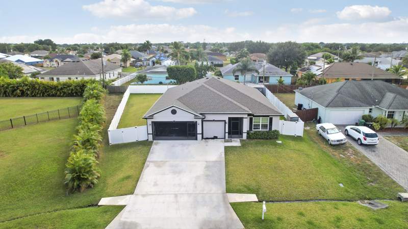 4 bedroom Single Family Residence at 684 SW Jada Road, Port St Lucie Section 21, Port St. Lucie — photo 3