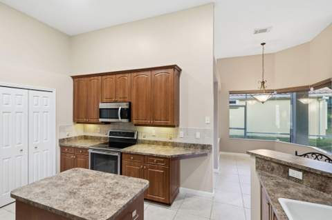 665 SW Lake Charles Circle, FL - photo 14 of 59