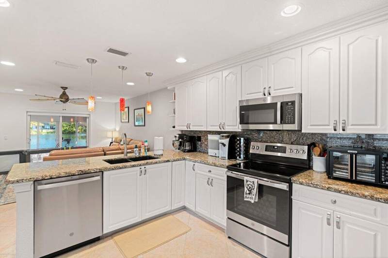 3 bedroom Single Family Residence at 288 NW 39th Way, Villages Of Hillsboro Sec 1, Deerfield Beach — photo 3