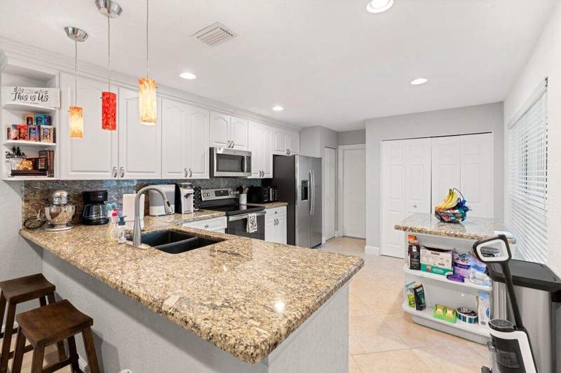 3 bedroom Single Family Residence at 288 NW 39th Way, Villages Of Hillsboro Sec 1, Deerfield Beach — photo 4