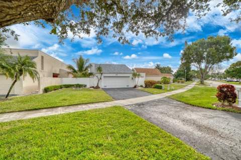 905 NW 22nd Avenue, Delray Beach FL - photo 8 of 37