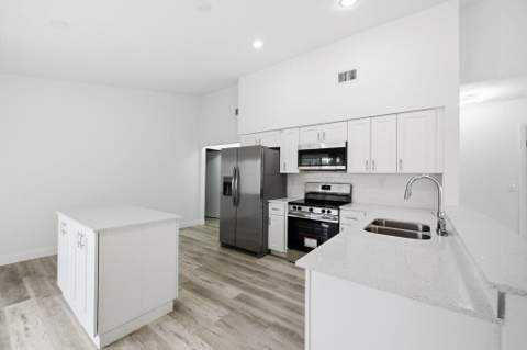 905 NW 22nd Avenue, Delray Beach FL - photo 12 of 37