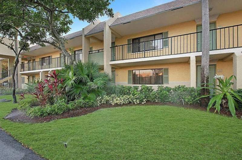 2 bedroom Condominium at 416 Meadows Circle, Meadows On The Green Condominium, Boynton Beach — photo 2