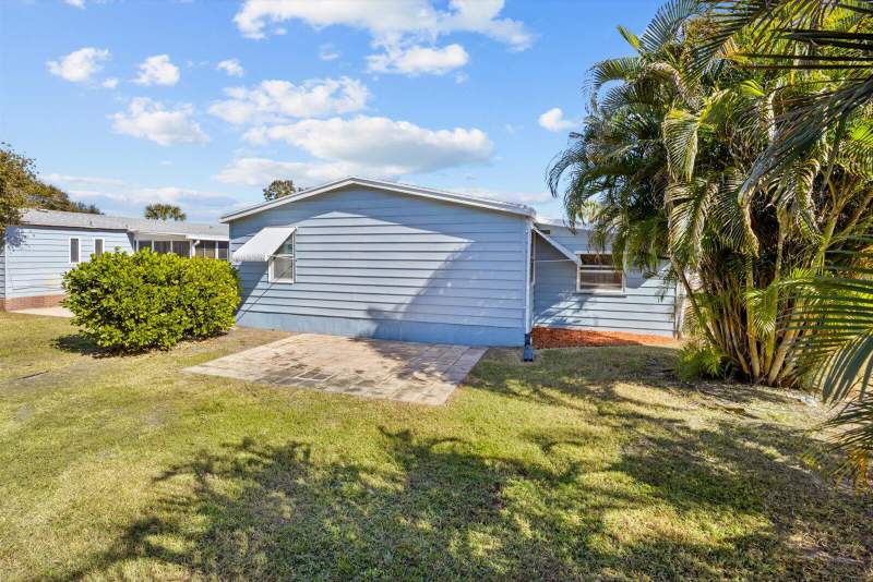 2 bedroom Manufactured Home at 2969 Fiddlewood Circle, Savanna Club Plat II, Port St. Lucie — photo 3