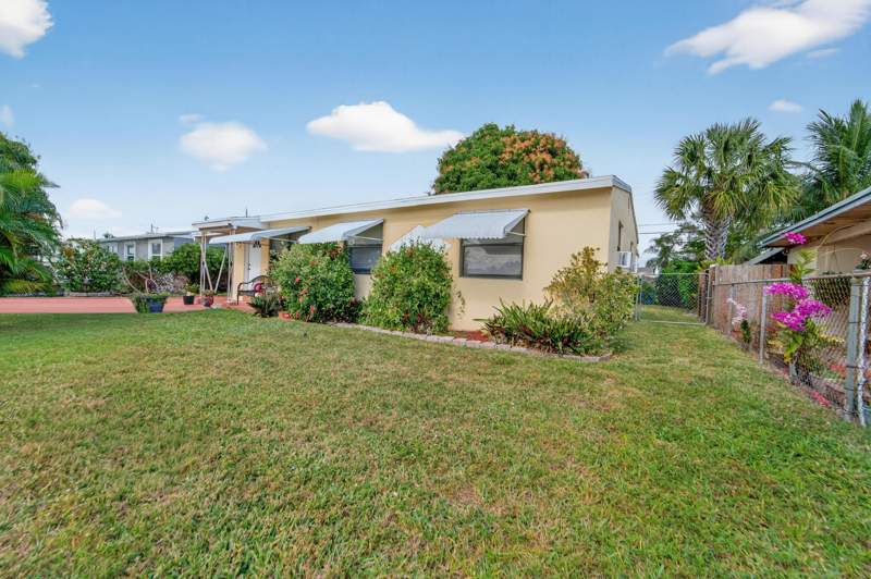 2 bedroom Single Family Residence at 2105 Worthington Road, BELVEDERE HEIGHTS, West Palm Beach — photo 2