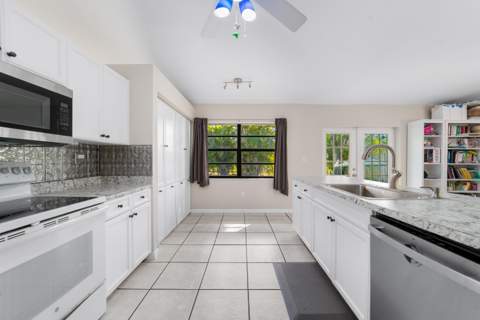 1060 Cedar Creek Way, Davie FL - photo 10 of 32