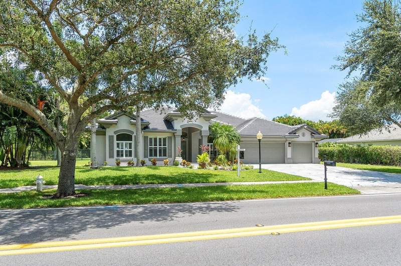 5 bedroom Single Family Residence at 8369 SE Island Way, Jupiter River Estates, Jupiter — photo 2