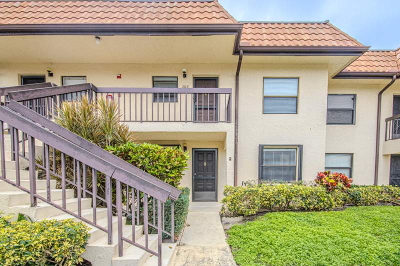 2 bedroom Condominium at 7094 Golf Colony Court #102, Lucerne Lakes Golf Colony Condos 1 Thru 12 And 14 A, Lake Worth — photo 3