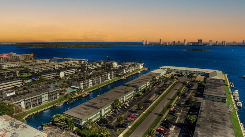 2 bedroom Stock Cooperative at 101 Doolen Court #201, Lake Colony Apts One Inc, North Palm Beach — photo 2