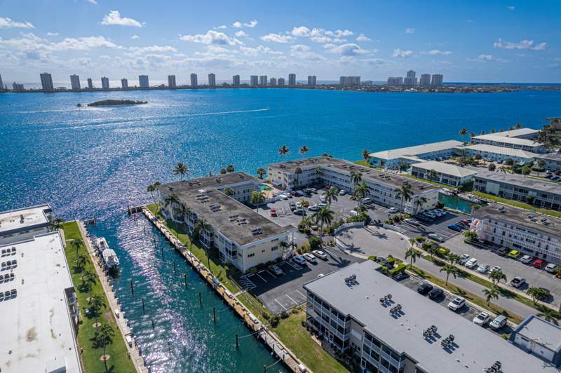 2 bedroom Stock Cooperative at 101 Doolen Court #201, Lake Colony Apts One Inc, North Palm Beach — photo 3
