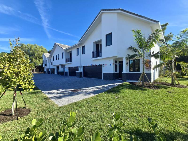 4 bedroom Townhouse at 6997 NW 30th Terrace #D, Palm-Aire Village 3rd Sec Addn 7, Fort Lauderdale — photo 2