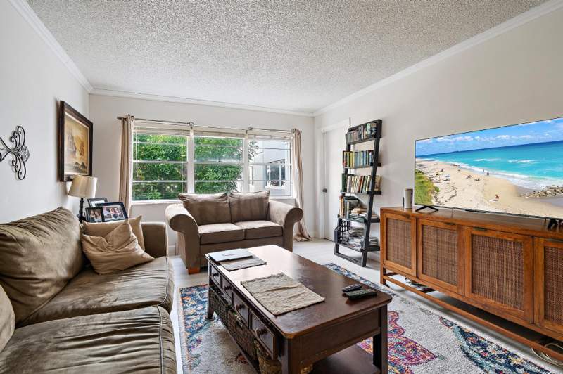 1 bedroom Condominium at 1516 S Lakeside Drive #207, Palm Lake 1 Condo, Lake Worth Beach — photo 2