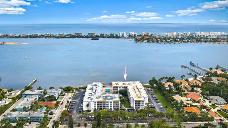 1 bedroom Condominium at 1516 S Lakeside Drive #207, Palm Lake 1 Condo, Lake Worth Beach — photo 1