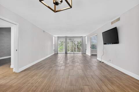 545 Oaks Lane #409, Pompano Beach FL - photo 8 of 25