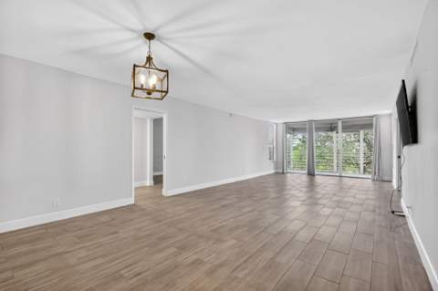 545 Oaks Lane #409, Pompano Beach FL - photo 9 of 25