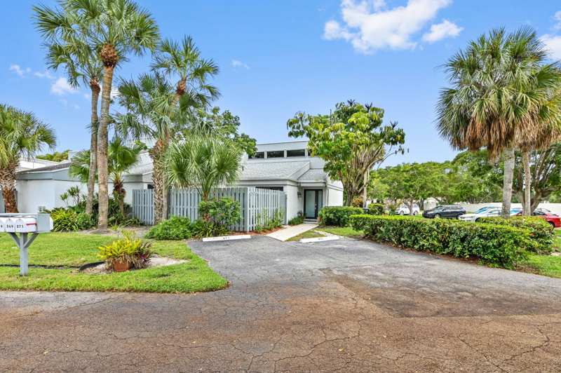 2 bedroom Villa at 271 NW 15th Street, Boca Raton Hills Sec 2, Boca Raton — photo 1