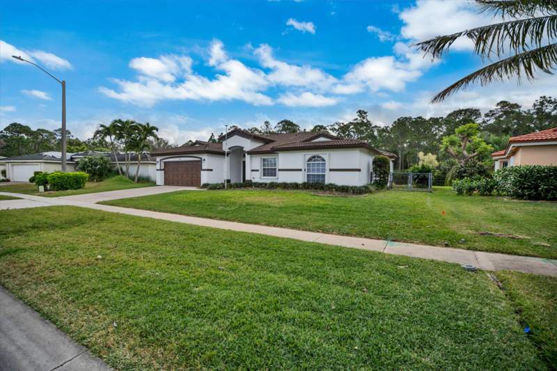 4 bedroom Single Family Residence at 112 Cocoplum Circle, Crestwood Unit 3 Pl 3, Royal Palm Beach — photo 2