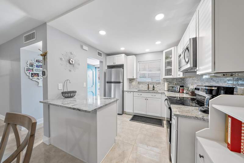 1 bedroom Condominium at 725 Lori Drive #111, Lakeside Village Condo 10, Palm Springs — photo 5