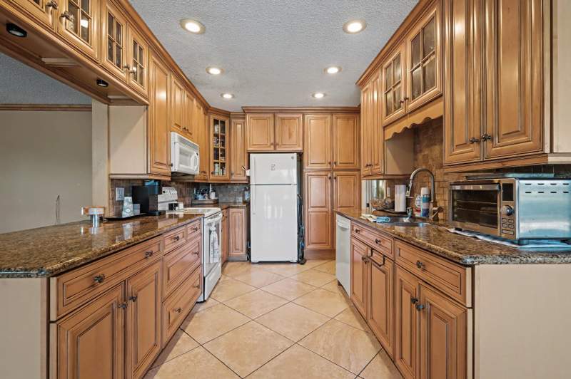 3 bedroom Single Family Residence at 8231 NW 6th Court, Ramblewood South, Coral Springs — photo 2