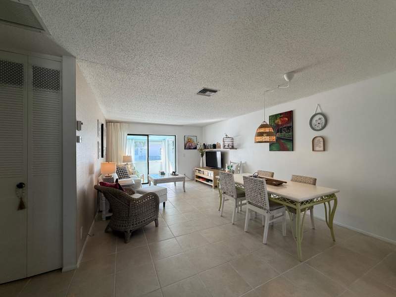 2 bedroom Villa at 2688 Dudley Drive #B, Cresthaven Villas Cond 23 Villas No 23 Of Pl 6 Of Cresthaven Of Pb, West Palm Beach — photo 3