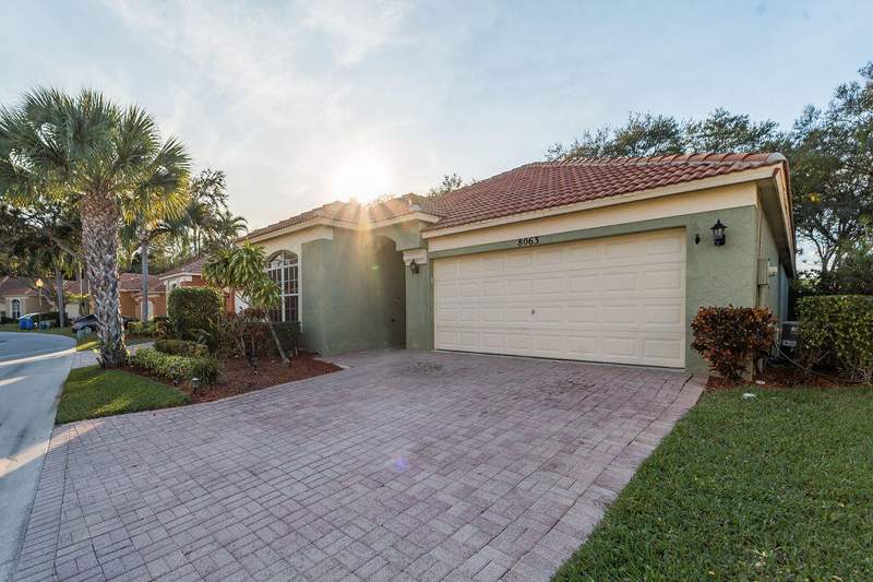 3 bedroom Single Family Residence at 8063 Via Hacienda, Woodbine Par H, Riviera Beach — photo 2