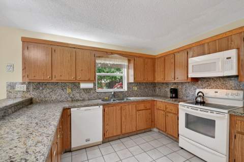 6730 Starkeys Place, Lake Worth FL - photo 13 of 43