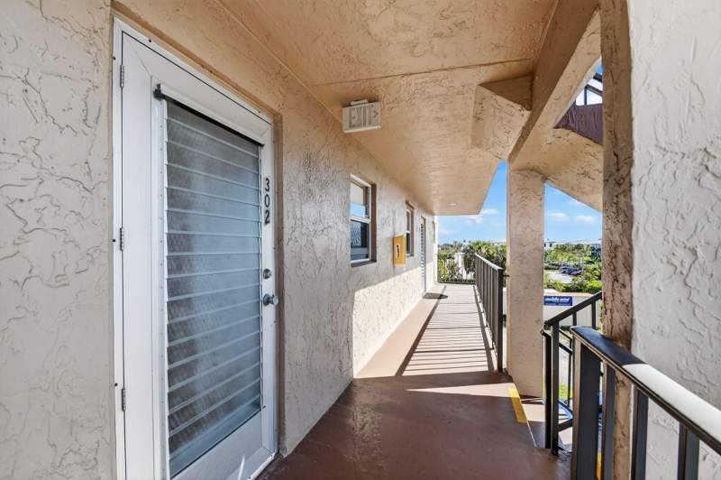 1 bedroom Condominium at 729 Lori Drive #302, Lakeside Village, Palm Springs — photo 4
