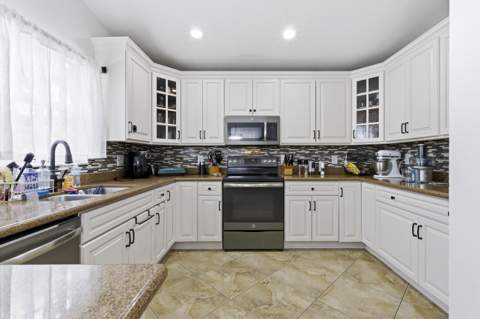 340 Hammocks Trail, Greenacres FL - photo 11 of 36