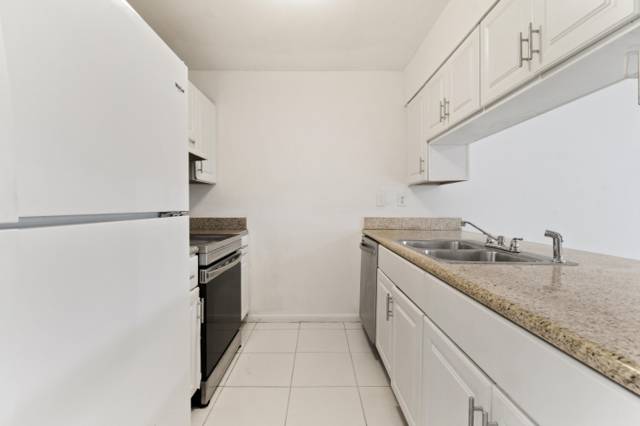 Knollwood Club Condo