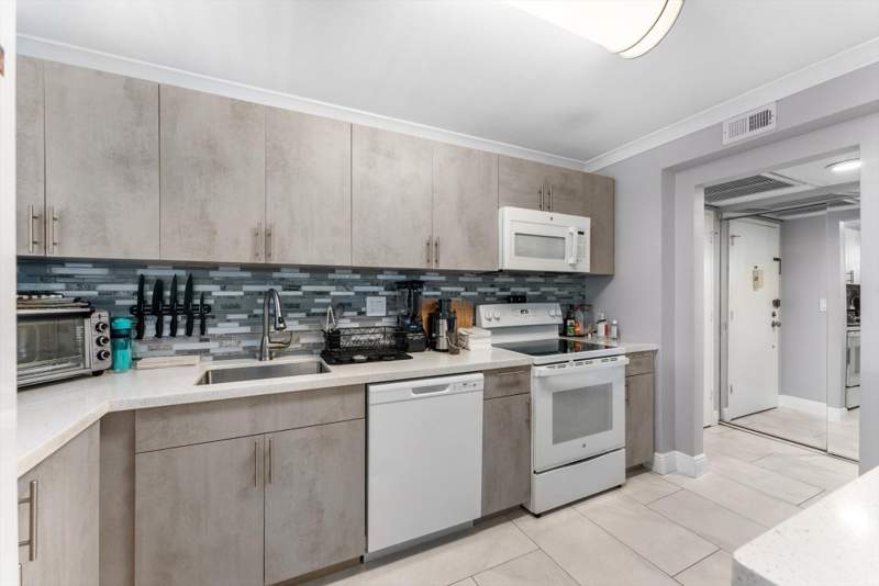 2 bedroom Condominium at 2751 Taft Street #403, Watergate Condominium No 1, Hollywood — photo 4