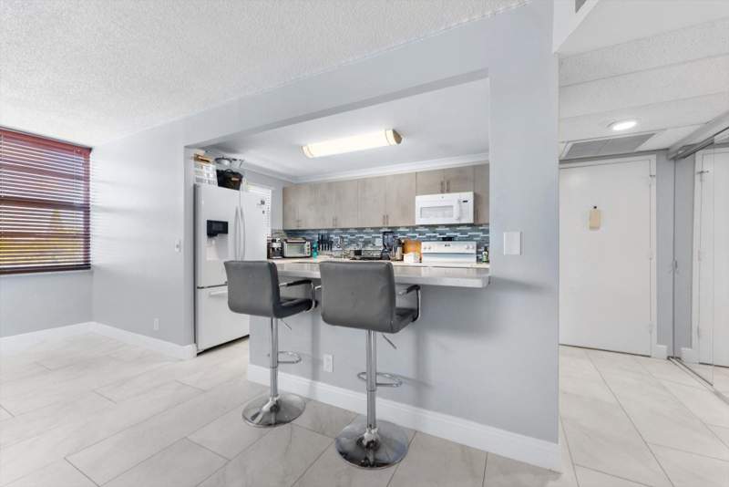 2 bedroom Condominium at 2751 Taft Street #403, Watergate Condominium No 1, Hollywood — photo 5