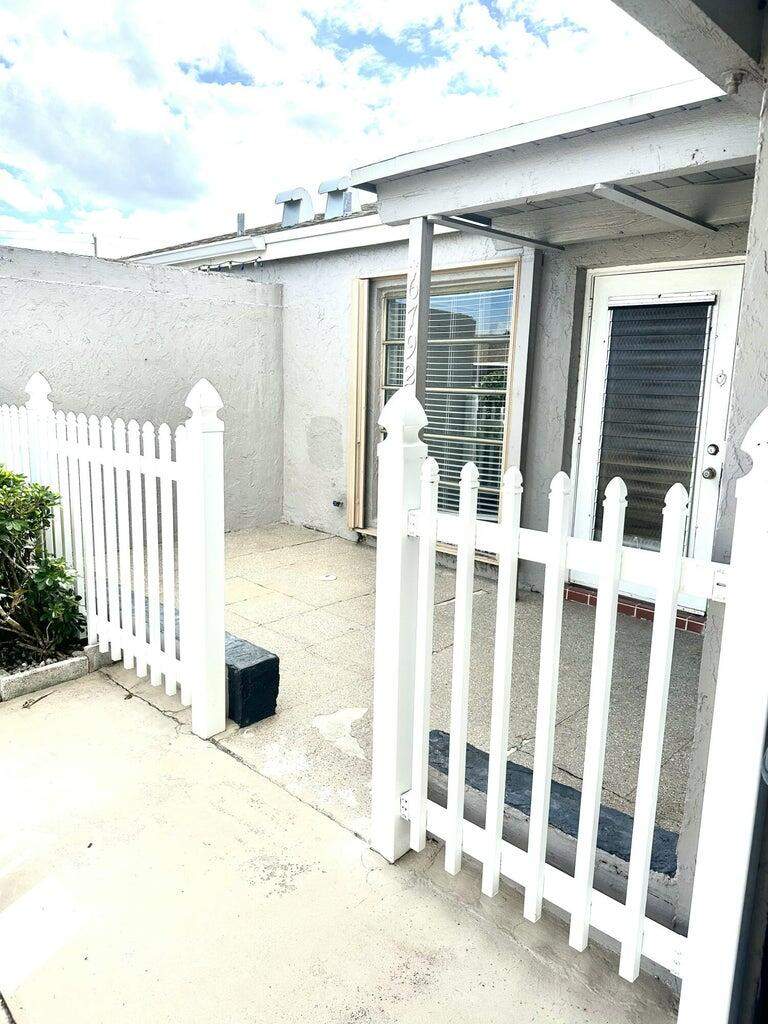 2 bedroom Condominium at 6792 Moonlit Drive, Camelot Village Sec 3, Delray Beach — photo 2