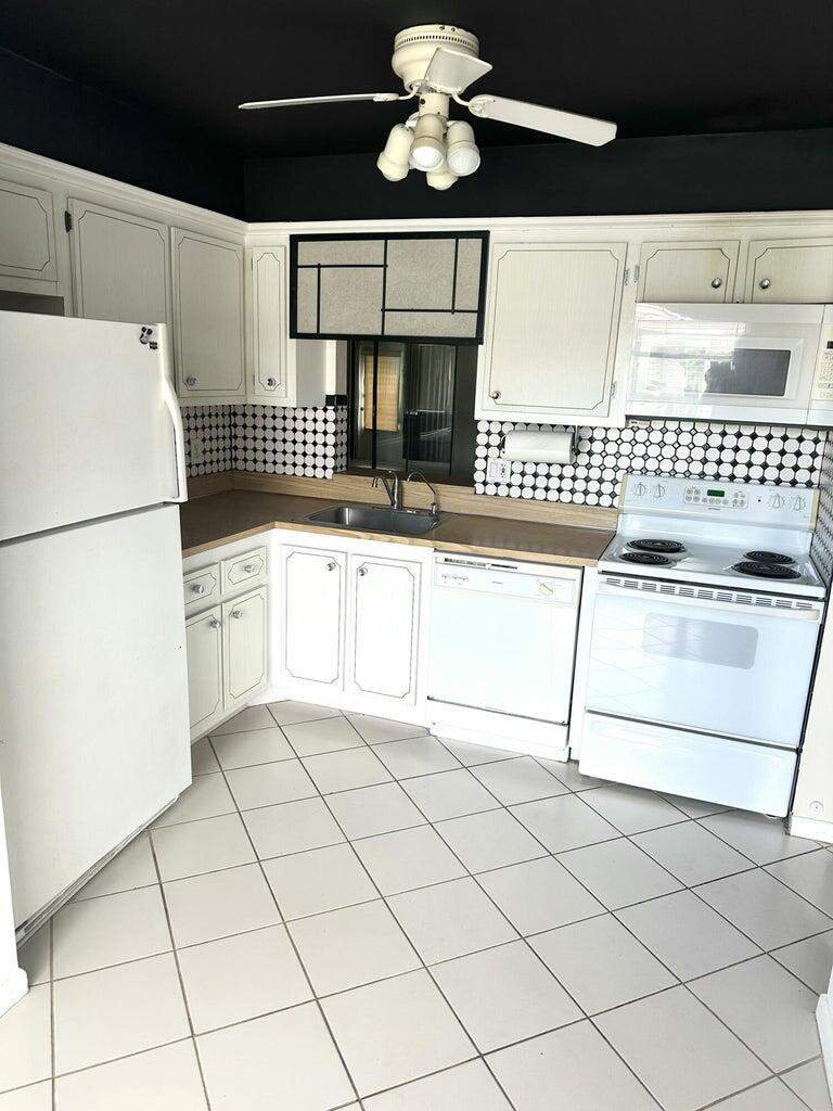 2 bedroom Condominium at 6792 Moonlit Drive, Camelot Village Sec 3, Delray Beach — photo 5