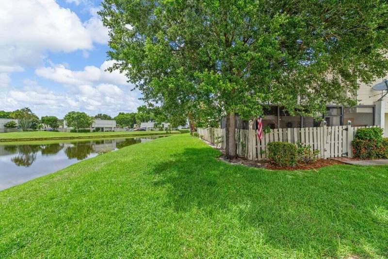 2 bedroom Townhouse at 1608 Shaker Circle, French Quarter 3, Wellington — photo 2