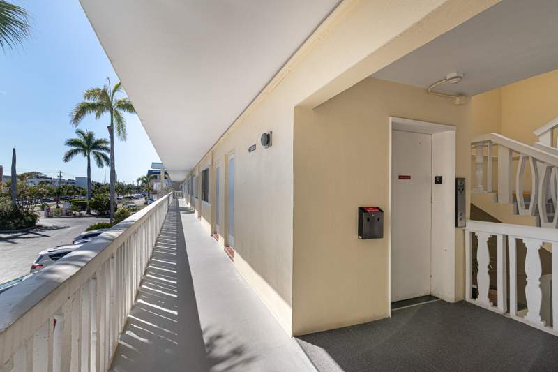 2 bedroom Condominium at 101 Doolen Court #207, Lake Colony Apts One Inc, North Palm Beach — photo 4