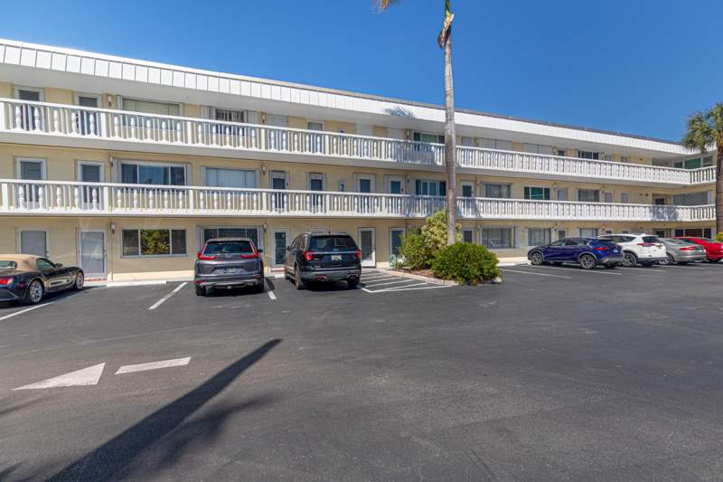2 bedroom Condominium at 101 Doolen Court #207, Lake Colony Apts One Inc, North Palm Beach — photo 2
