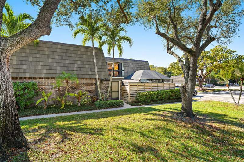 2 bedroom Townhouse at 1213 12th Terrace #1213, Glenwood Twnhs, Palm Beach Gardens — photo 2