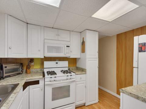 335 NE Tropicalia Lane, Jensen Beach FL - photo 16 of 34