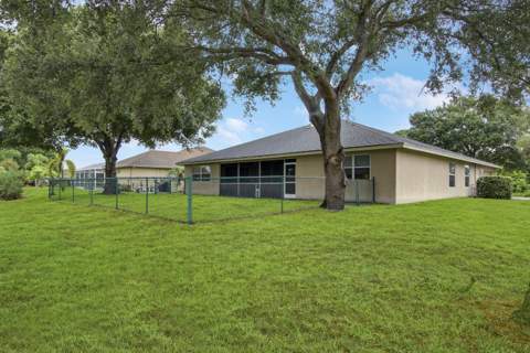 1198 SE Petunia Avenue, Port St. Lucie FL - photo 9 of 35