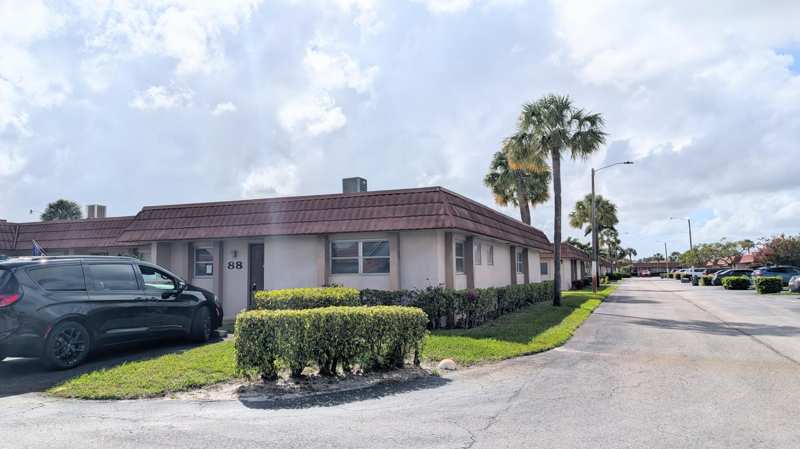 2 bedroom Villa at 5775 Fernley Drive #88, Cresthaven Condo Townhomes Sec 2, West Palm Beach — photo 1