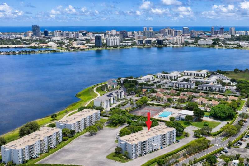2 bedroom Condominium at 500 Executive Center Drive #2h, Breakwaters Of The Palm Beaches Cond Decl Filed 12-21-79, West Palm Beach — photo 2